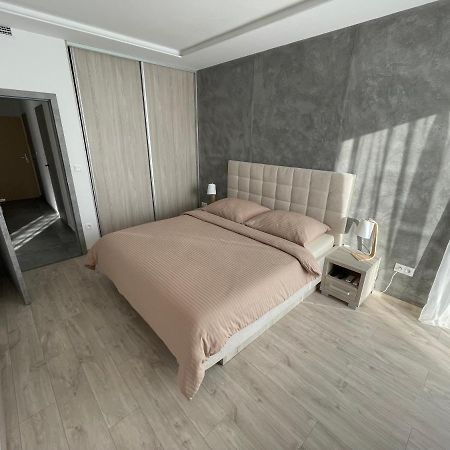 Greenbay Apartment With Free Parking Тренчин Екстер'єр фото