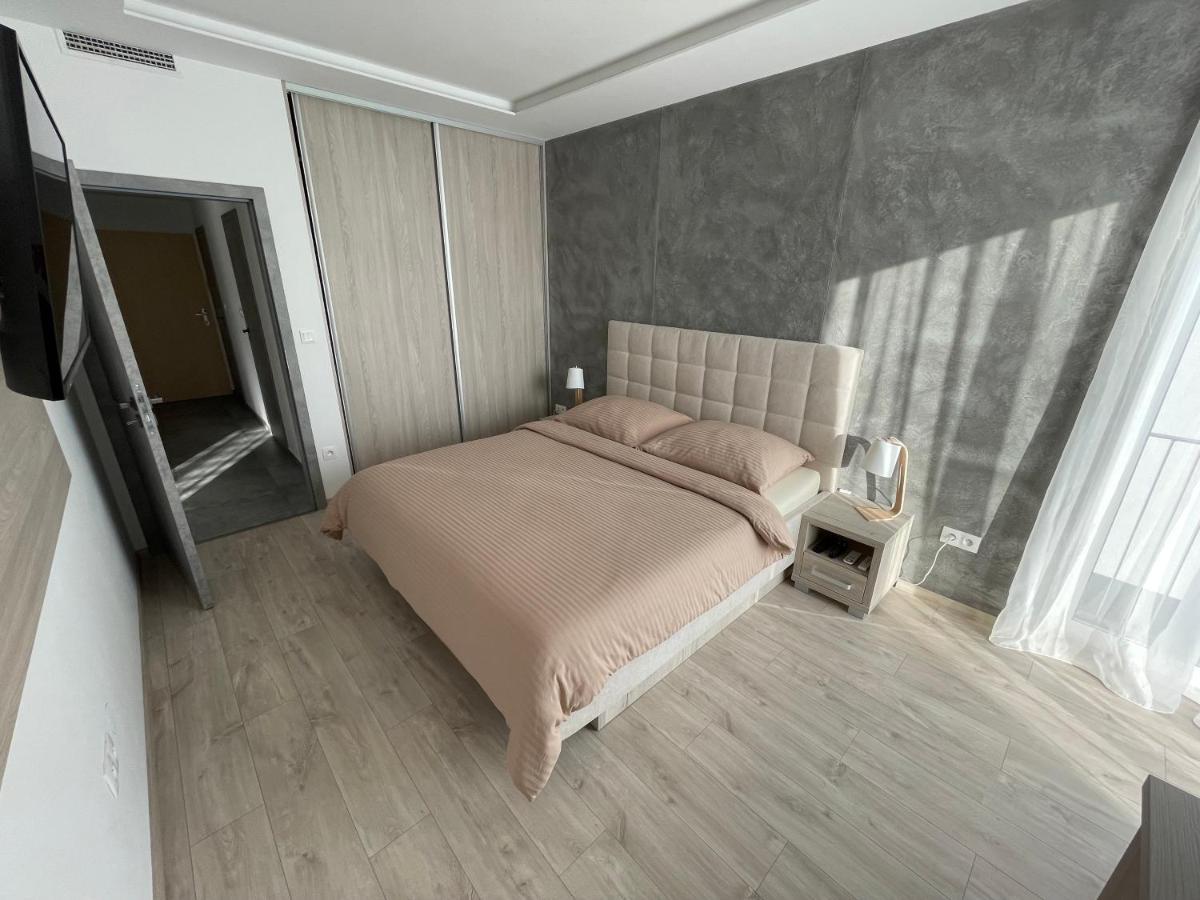 Greenbay Apartment With Free Parking Тренчин Екстер'єр фото