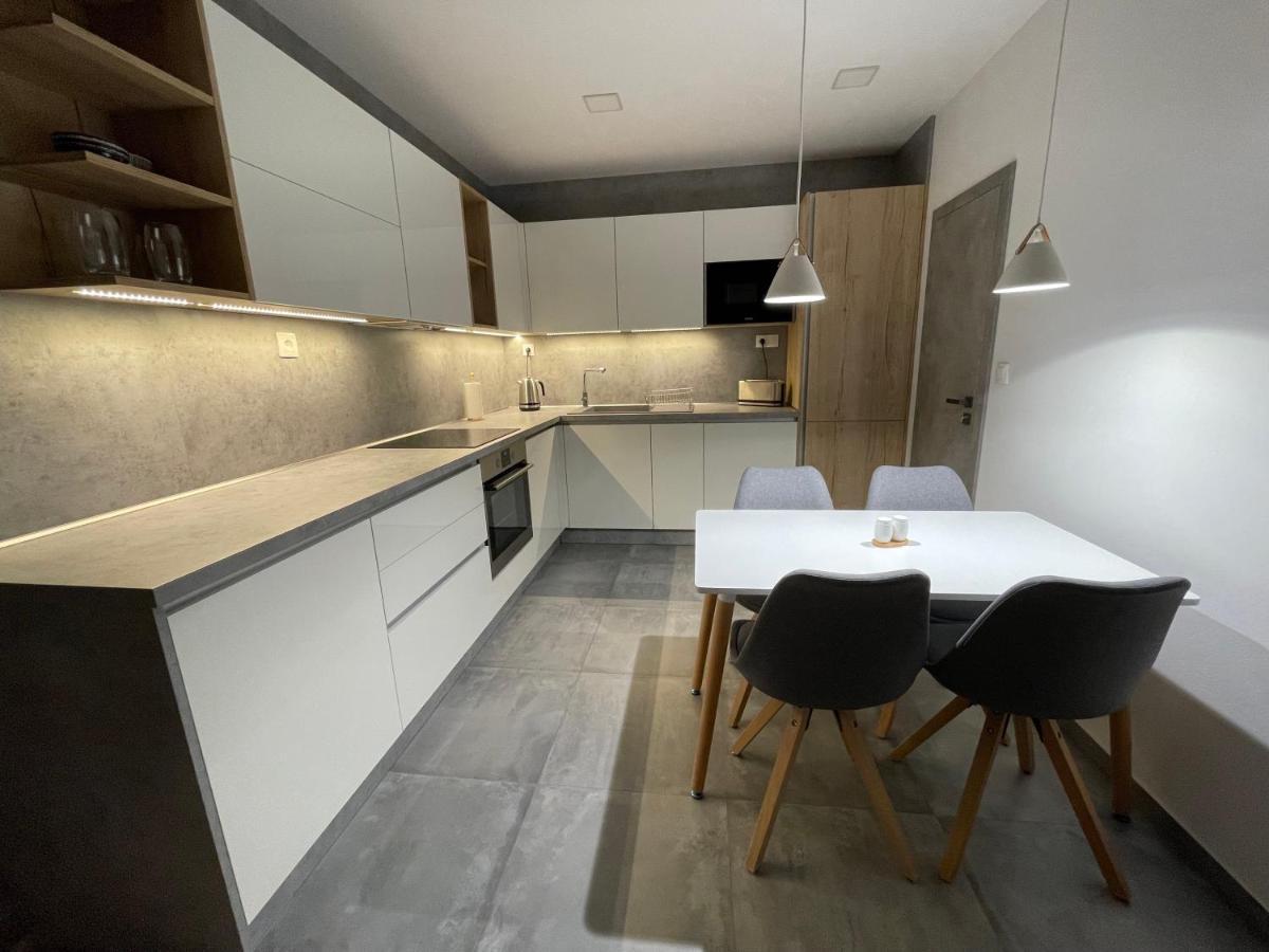 Greenbay Apartment With Free Parking Тренчин Екстер'єр фото