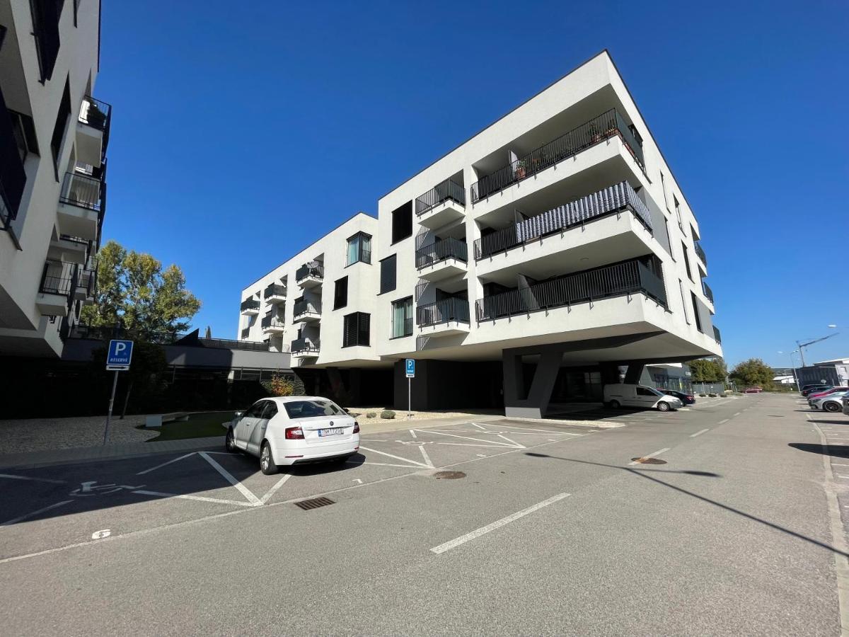 Greenbay Apartment With Free Parking Тренчин Екстер'єр фото