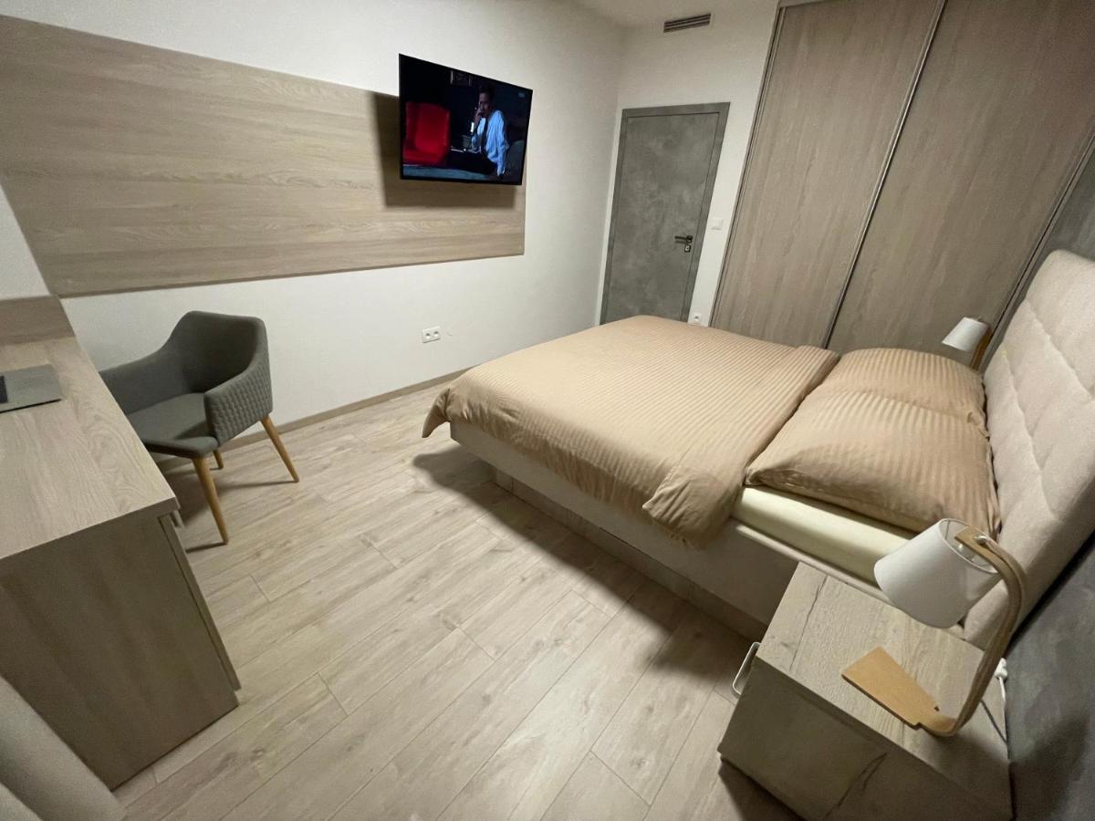 Greenbay Apartment With Free Parking Тренчин Екстер'єр фото