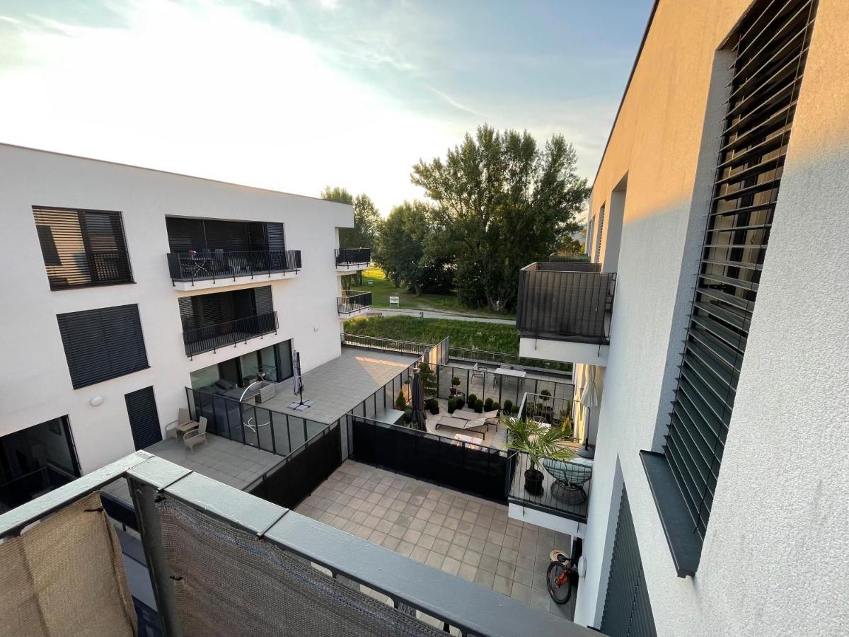 Greenbay Apartment With Free Parking Тренчин Екстер'єр фото